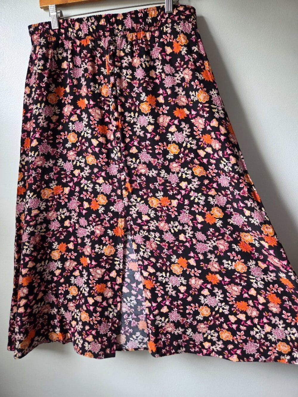 EUC LIKE NEW LOFT FLORAL MIDI BUTTONED SKIRT SIZE M